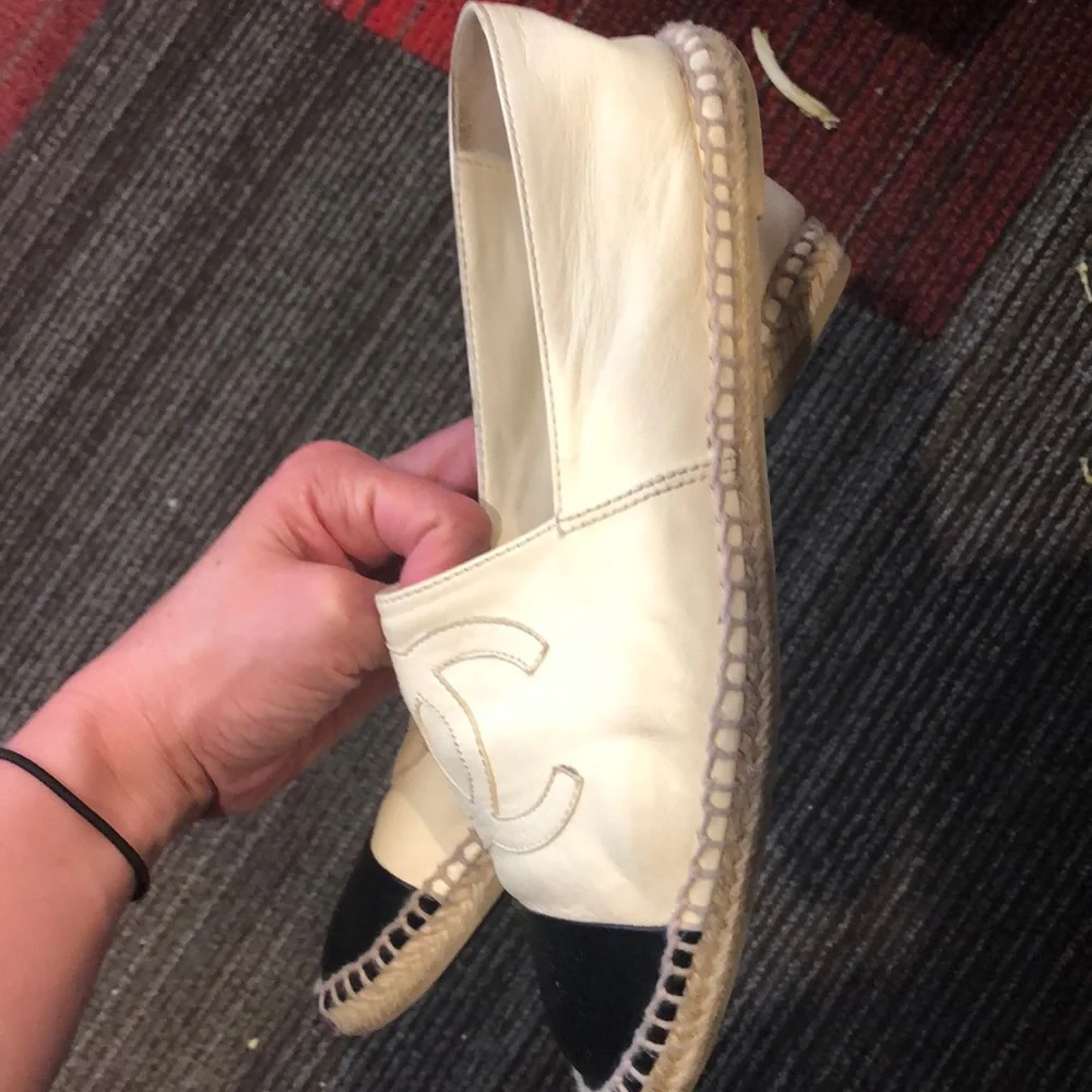 CHANEL Cream and Black Espadrilles - Picture 4 of 16